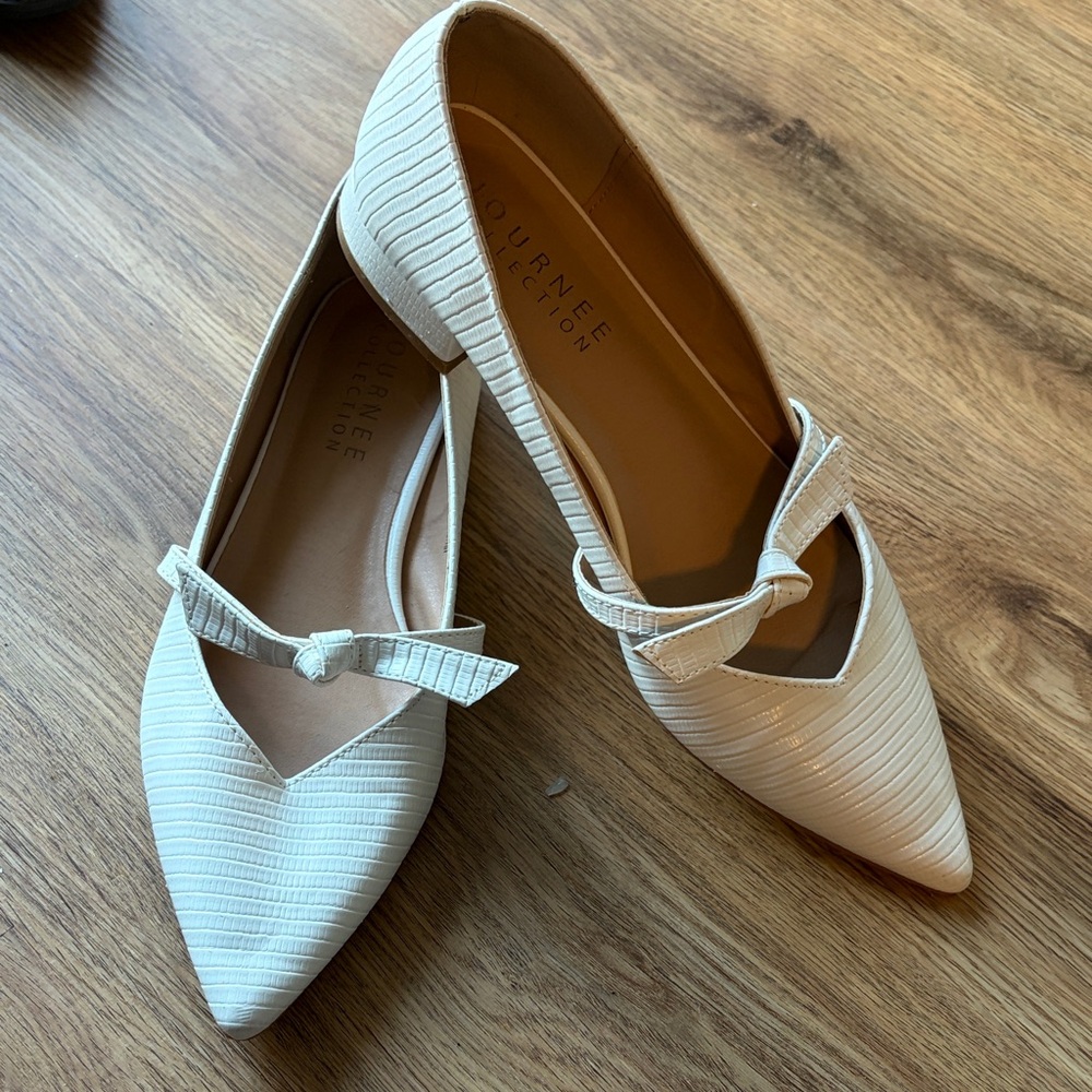 Journee Collection Women's White Textured Flats